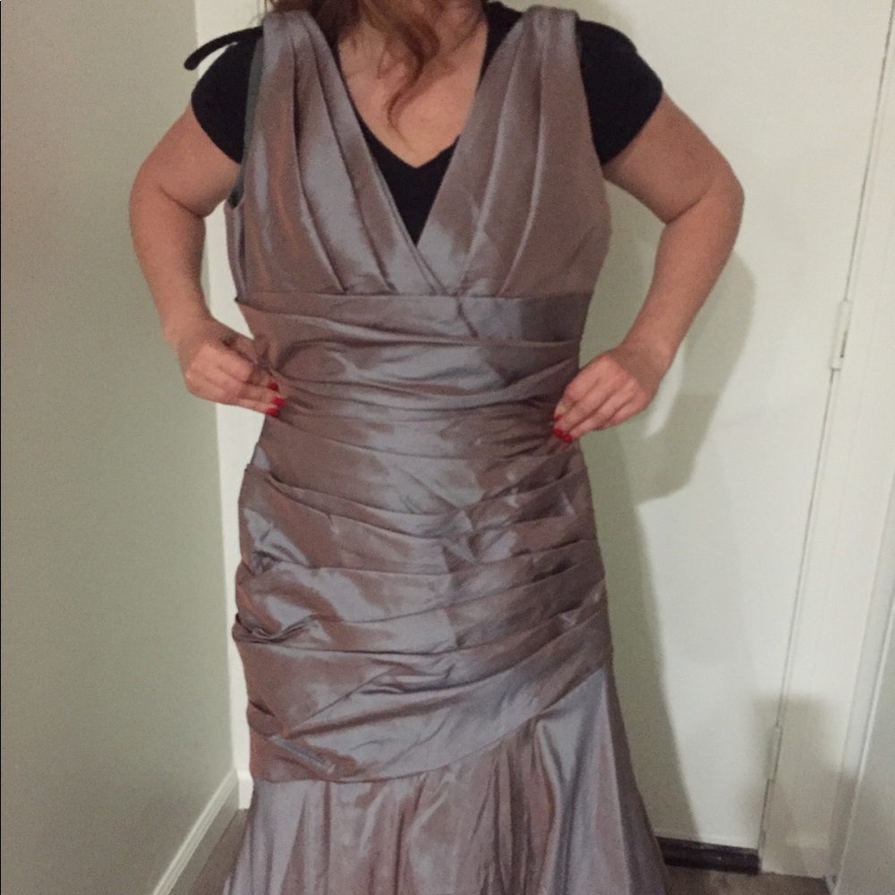 Women’s wedding dress /gown. Only worn once !